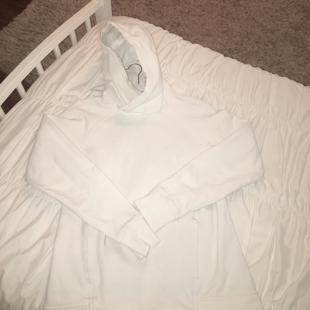White Lulu lemon sweatshirt